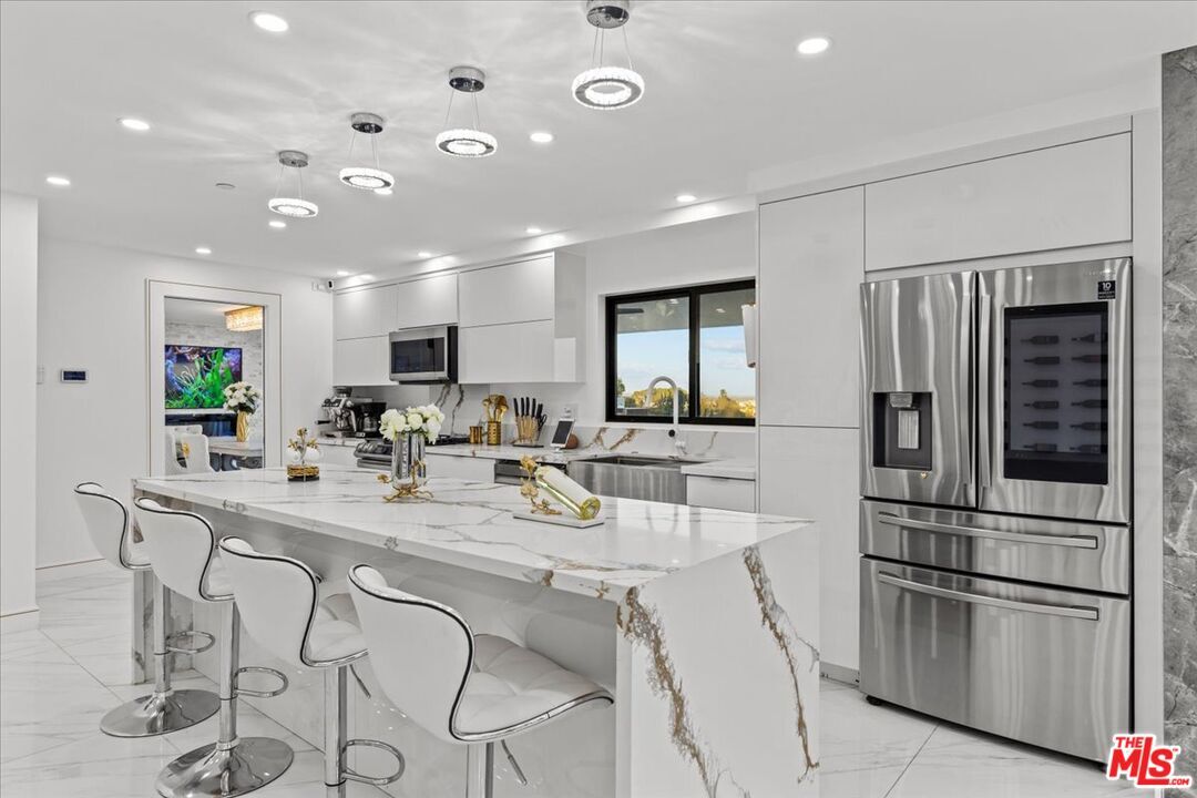 Foto principal - 8600 Farralone Ave