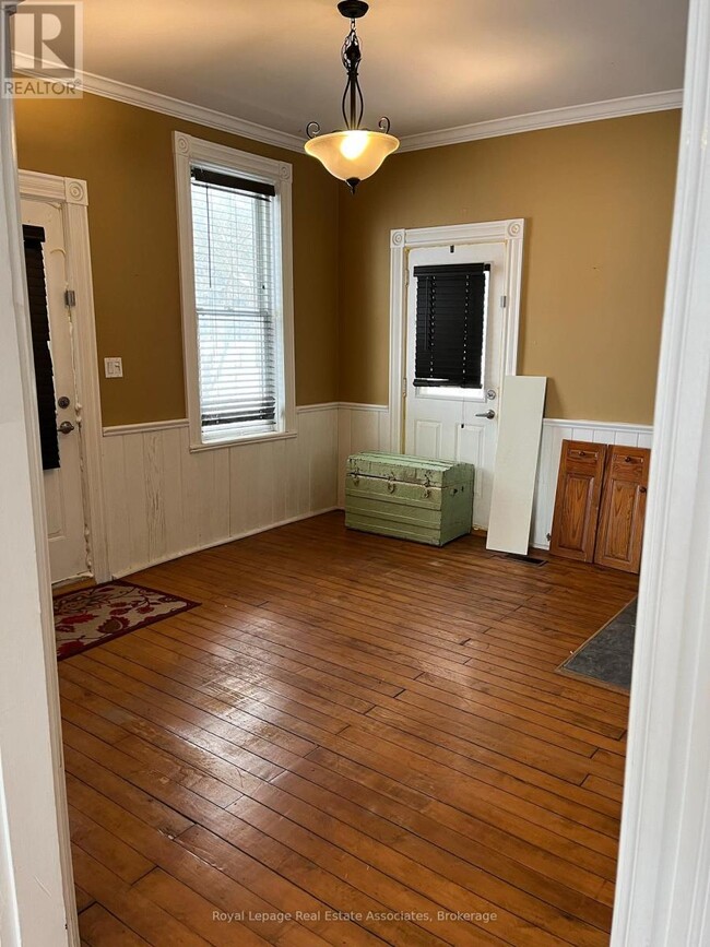 Building Photo - 205328 Dufferin Rd 109