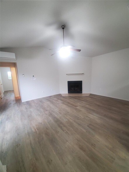 Foto del edificio - 6909 Hyland Cir