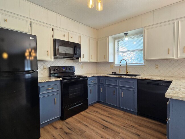 Foto del edificio - PRICE DROP & MOVE IN SPECIAL - AVAILABLE NOW!