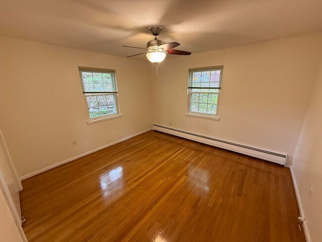 Building Photo - Beautiful Newton home with parking included available for rent NOW!