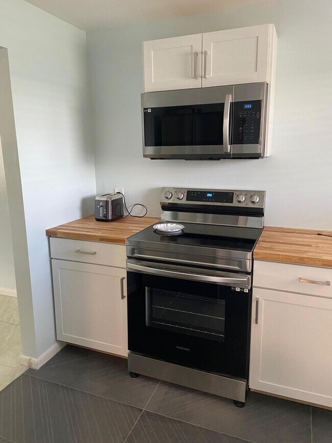 Building Photo - 200 Waterway Dr S