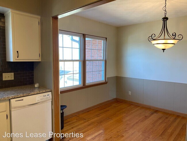 Building Photo - 2 br, 1 bath Apartment - 3711 30th Ave
