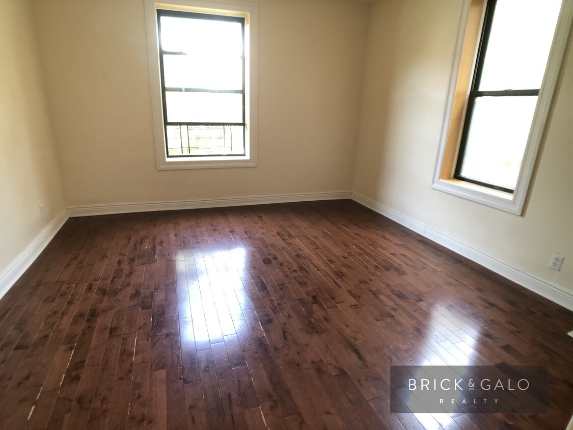Foto principal - 224-24 Hinckley Pl