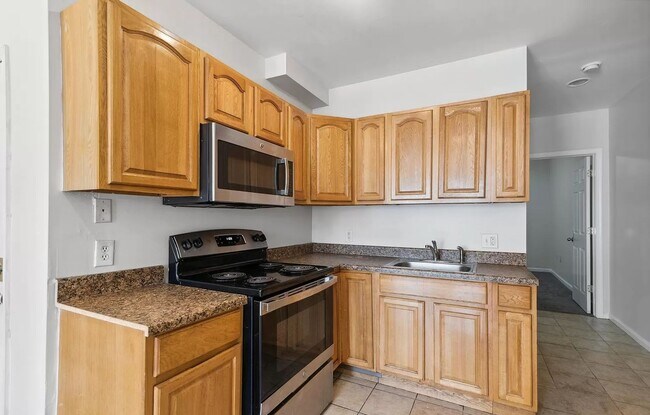 Building Photo - Updated 6-Bedroom/3-Bathroom Townhouse Nea...