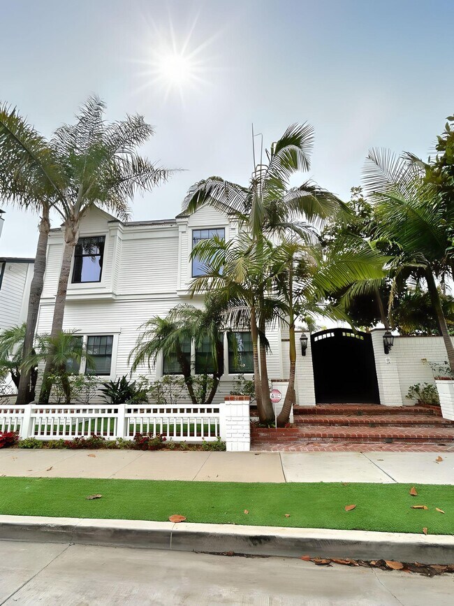 Building Photo - 1551 Miramar Dr