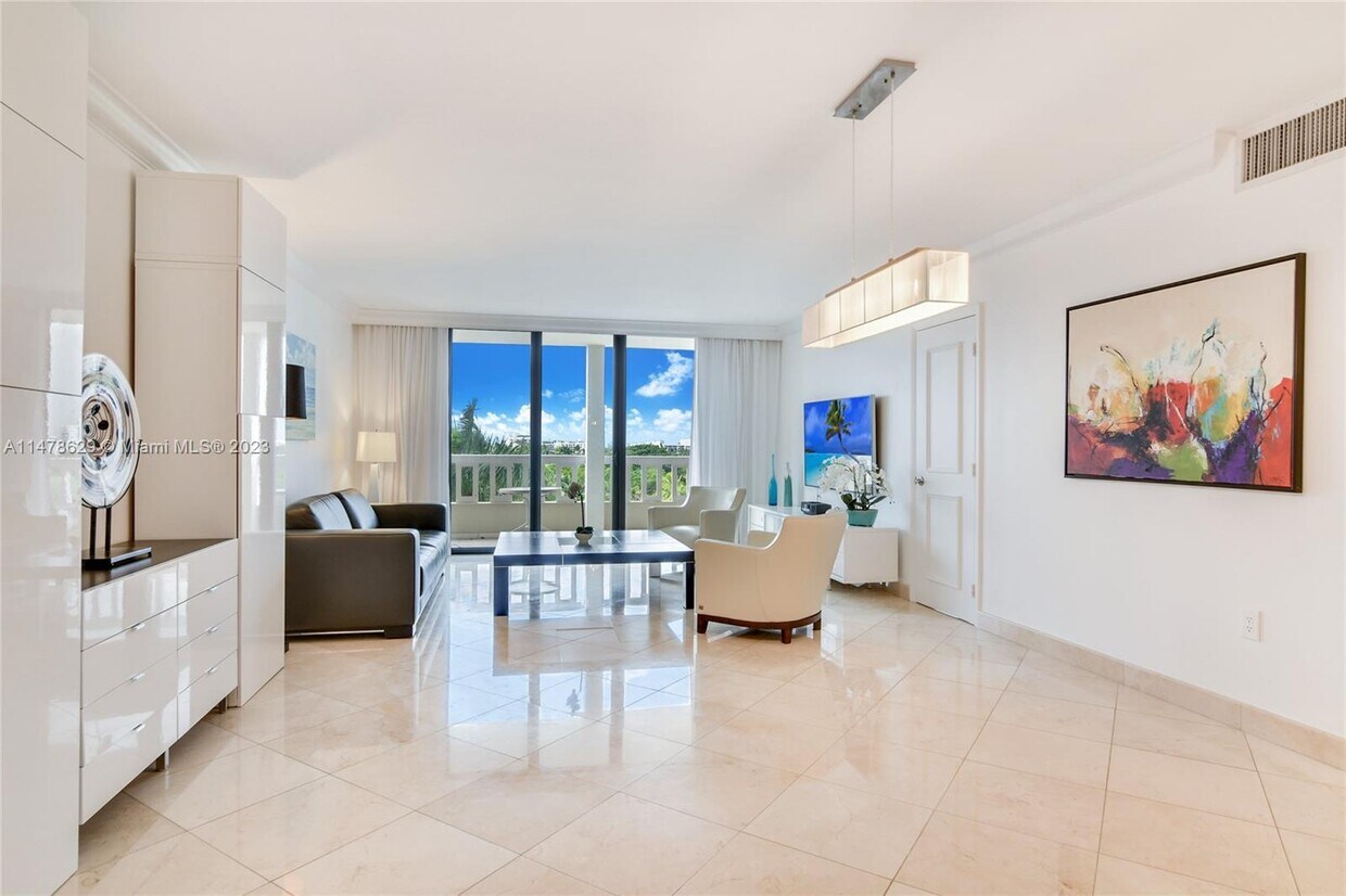 Primary Photo - 9801 Collins Ave