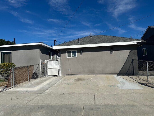 Estacionamiento para dos autos frente a la entrada del garaje. - 11828 State St