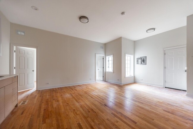 Building Photo - 3117 N Harding Ave