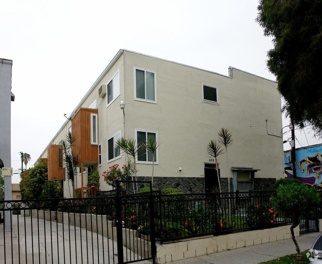 Foto del edificio - 659 N Heliotrope Dr