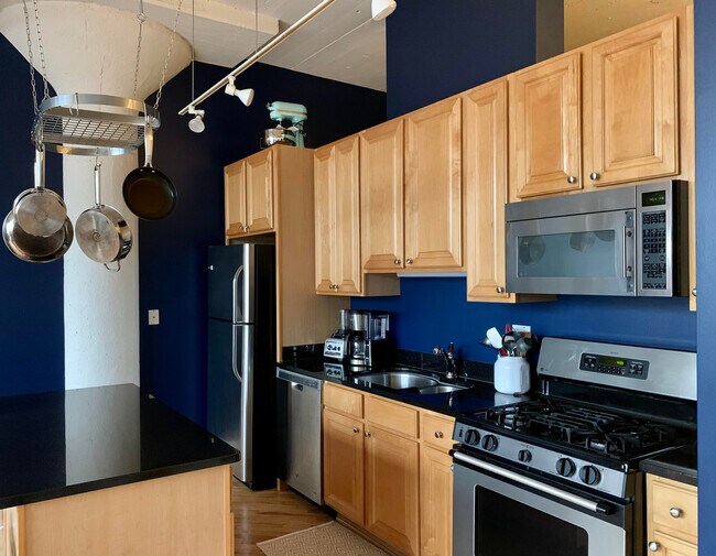 Building Photo - 221 E Cullerton St