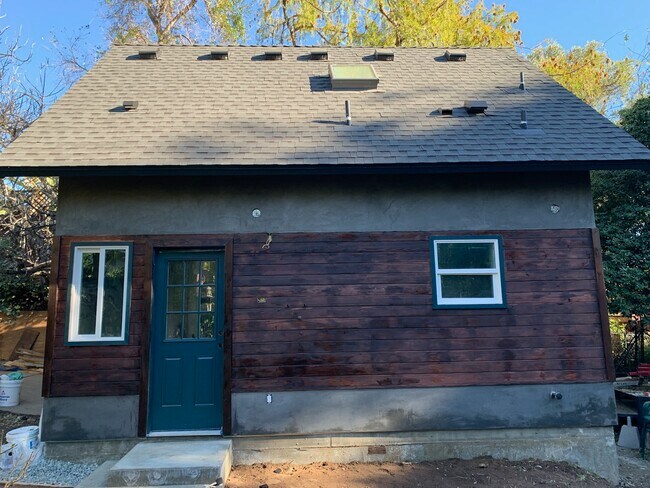 Building Photo - 516 E Marigold St