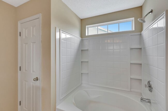 Building Photo - SPACIOUS HOME IN CUL-DE-SAC