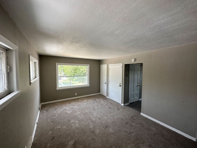 Foto del edificio - 5641-5643 N 61st St. (Duplex)