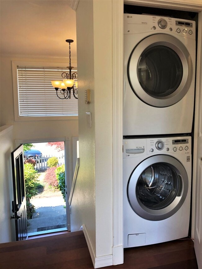 Building Photo - Fantastic Kirkland Home Available with Lar...