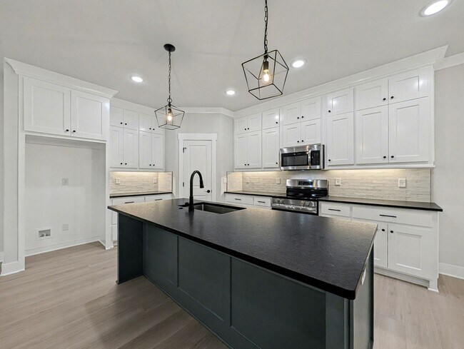 Foto del edificio - Fabulous New Construction Rental in Bella Vista Featuring a Rare 3-Car Garage