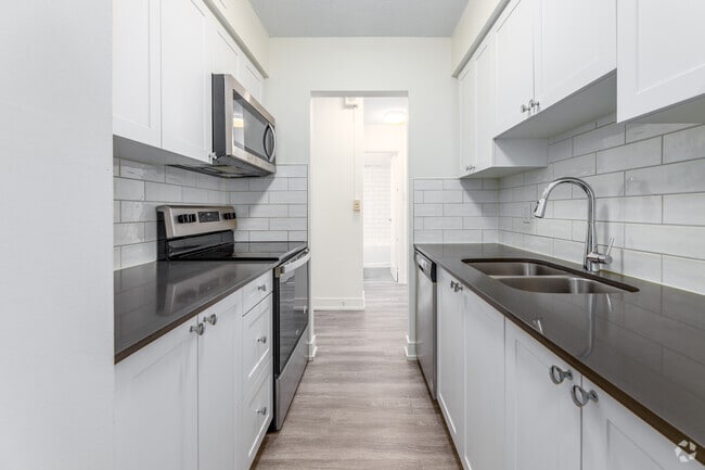 1BR, 1BA - 628SF - Kitchen - 43 Forest Ave