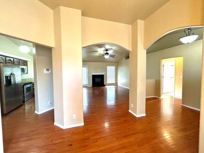 Building Photo - Beautiful 3 Bedroom 2 Bathroom Home