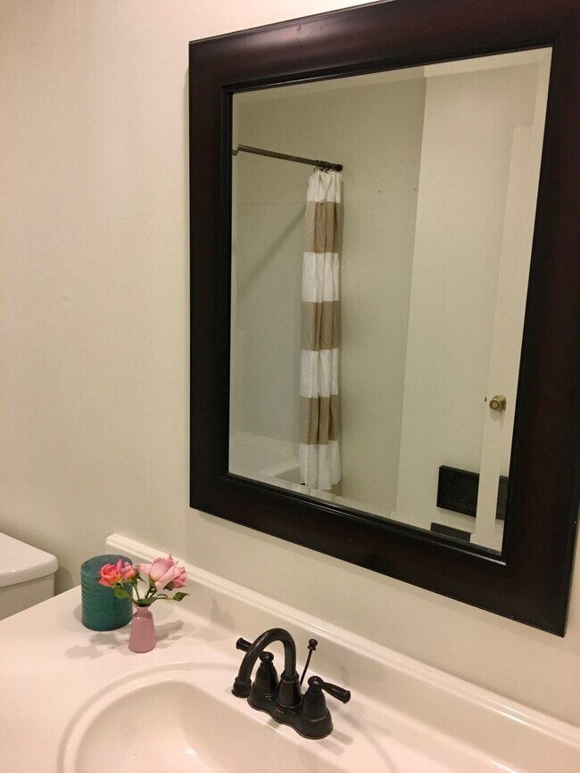 Segundo baño completo - 840 Cherry Ave NE