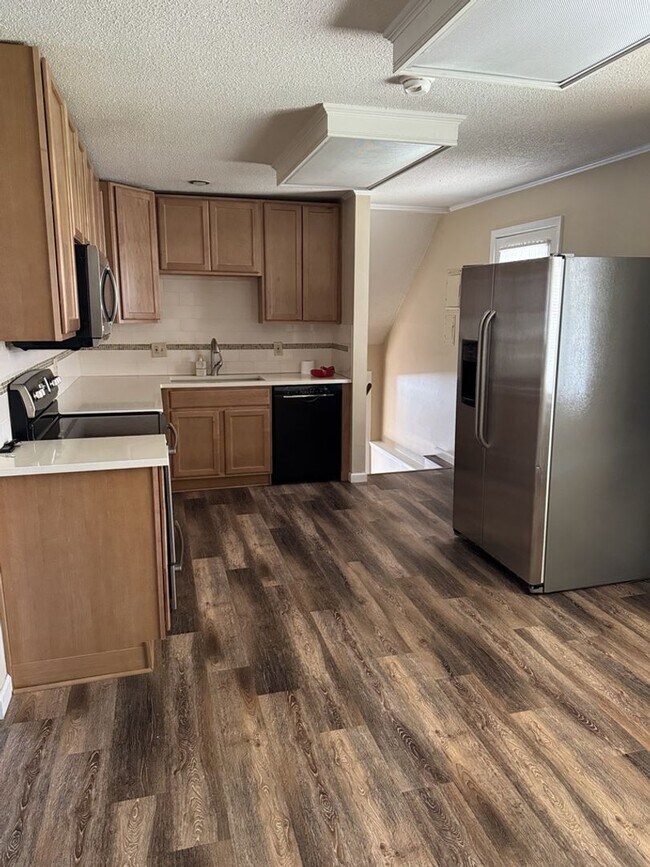 Foto del edificio - STUDENTS WELCOME! 5-Bedroom / 3-Bathroom Tri-Level Home Two Miles from CSU