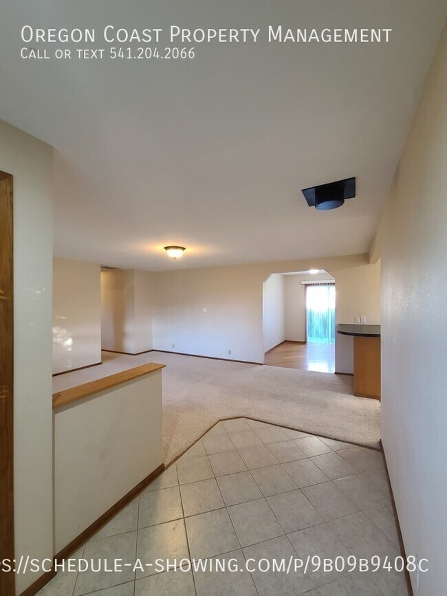 Building Photo - Main Level Living close to schools and sho...