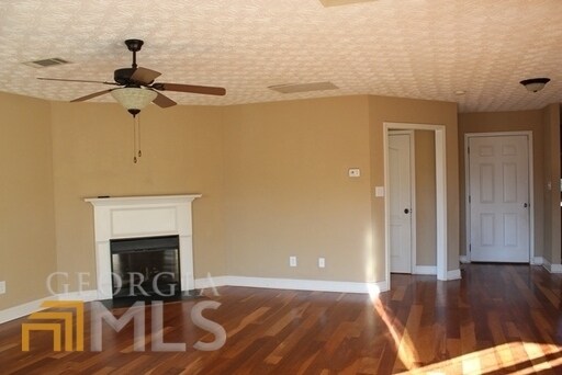 Building Photo - 105 Daisy Cir