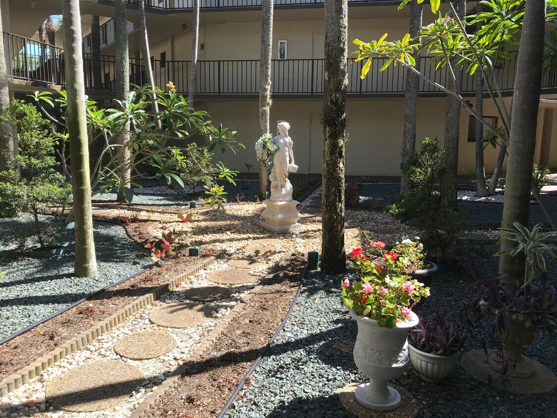 5130 Las Verdes Cir Unit 211, Delray Beach, FL 33484 Condo for Rent in Delray Beach, FL