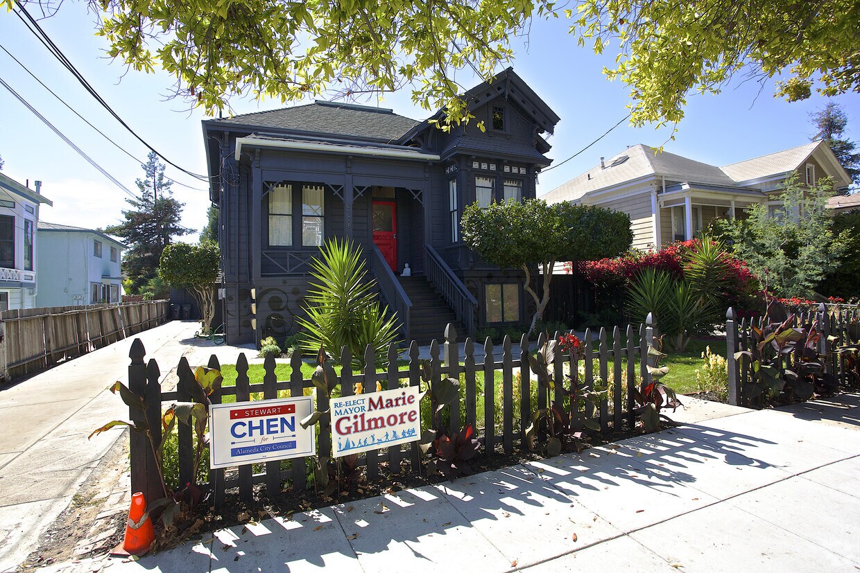 Building Photo - 2108 San Antonio Ave