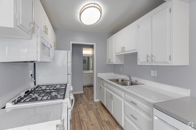 1BR, 1BA - 729SF - Kitchen - Villa Del Mar Apartments