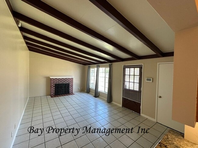 Foto del edificio - Lovely 3 bedroom 2 bath home with pets considered!