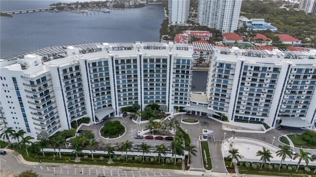 Foto del edificio - 3300 NE 188th St