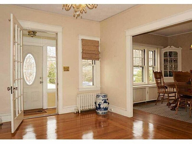 Building Photo - 67 Roslyn Ave