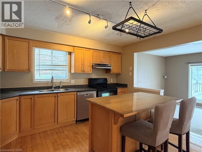 Building Photo - 543 Brookmill Crescent