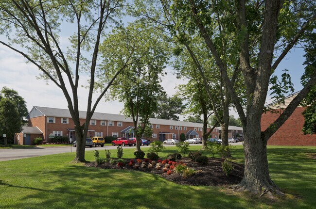 Foto del edificio - 2nd Floor: Discover private, elevated views and quiet surroundings in this sunny 1-bedroom apartm...