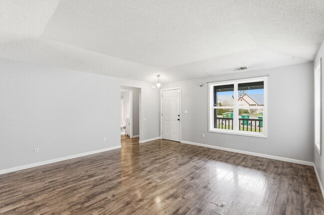 Building Photo - Beautiful 3 Bedroom, 2 Bath Home with Open Concept & Spacious Backyard