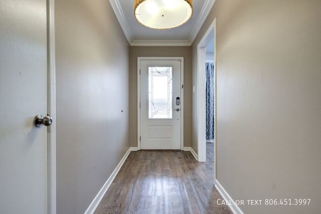 Building Photo - Cute 3 Bedroom, 2 Bath Home Near 19th and ...