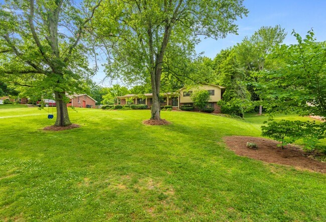 Foto del edificio - 4BR/ 3BA in West Hills + TWO 2-car garages, screened patio, fenced backyard