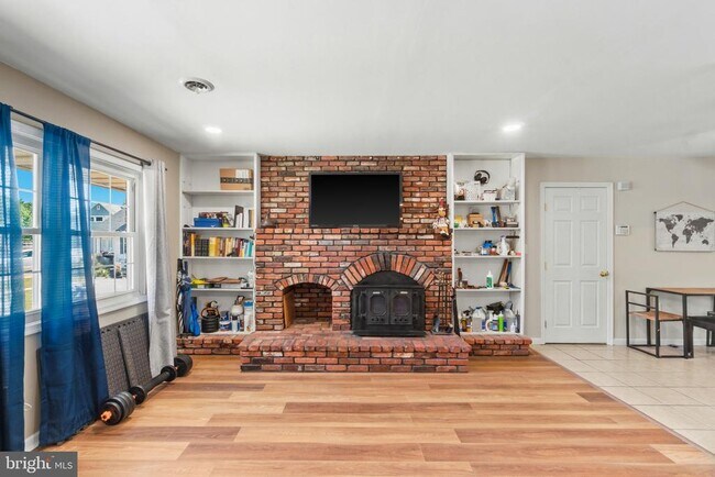 Building Photo - 10 N Meadow Dr