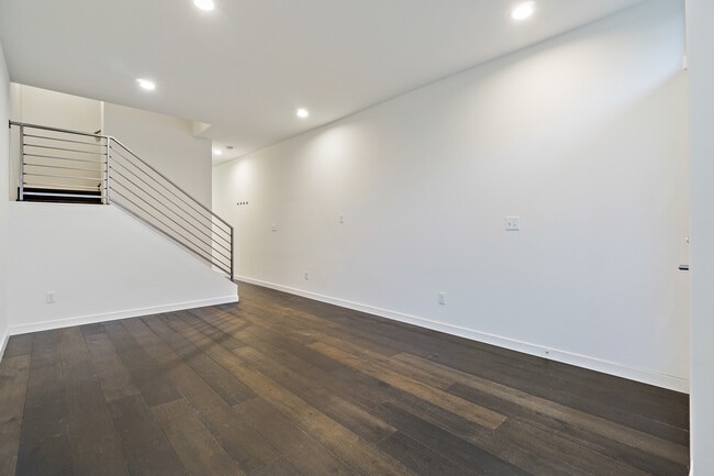 Building Photo - 2614 SW Nevada St