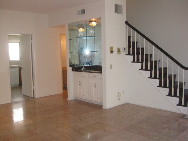 Building Photo - 817 N Croft Ave