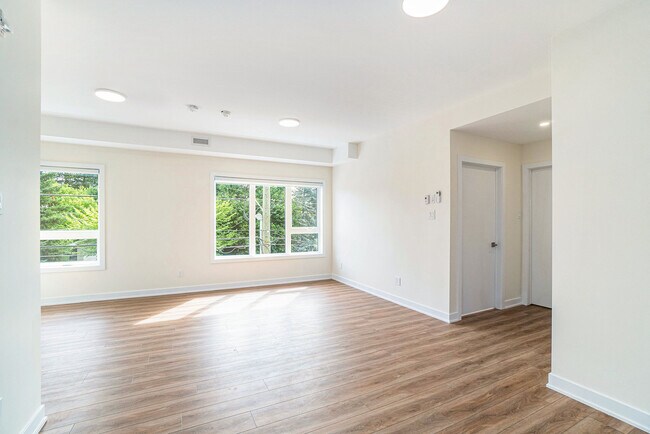 Building Photo - 630 Churchill Av N