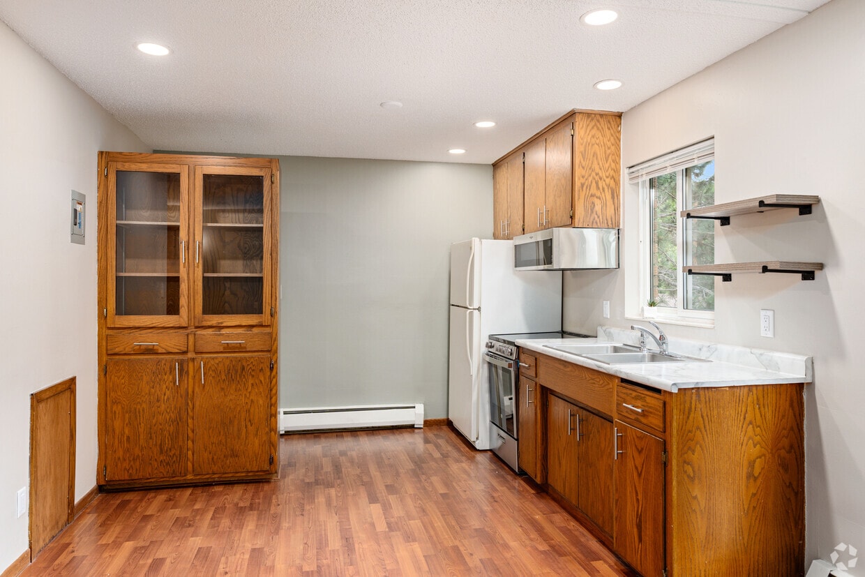 1BR,1BA - 600SF - Kitchen - 730 Fairview Ave N (Saint Paul, MN)
