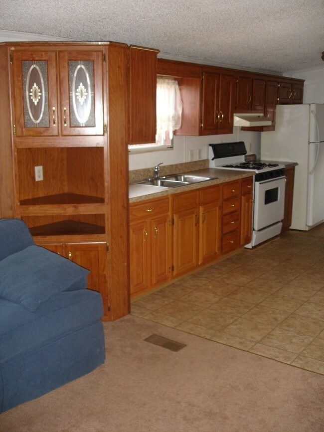 Building Photo - 3 br, 2 bath House - 28 ROBERTS RD