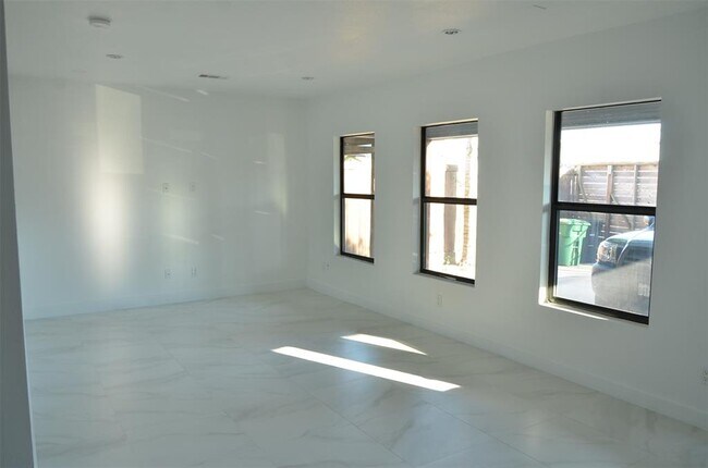 Building Photo - 4704 Allen St