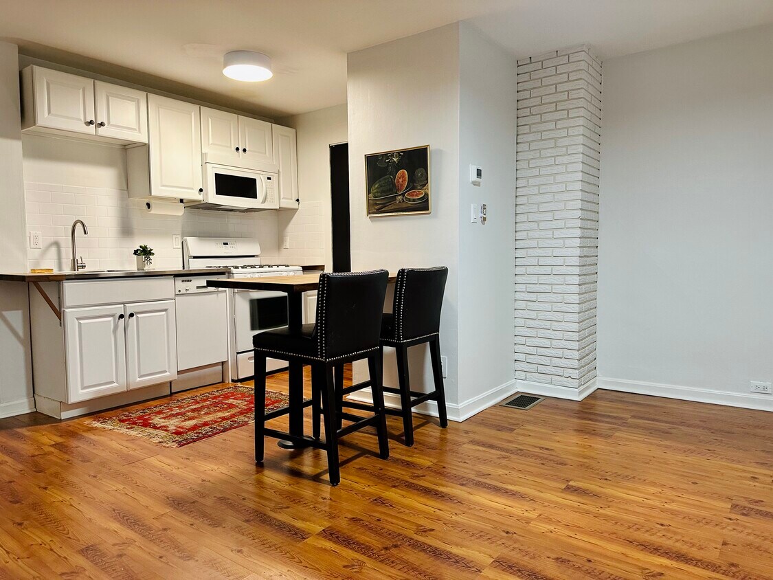 MAIN KITCHEN/LIVING - 982-2 Hatch St