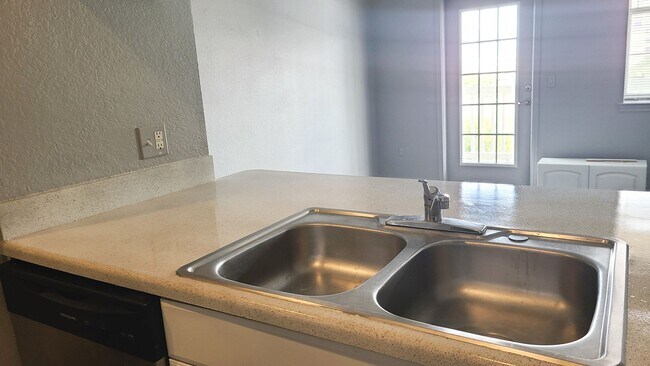 Foto del edificio - Upgraded 1brm condo with luxury vinyl flooring and modern lighting.