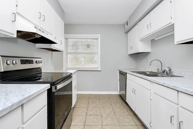 Foto del edificio - 9121 Troon Ln