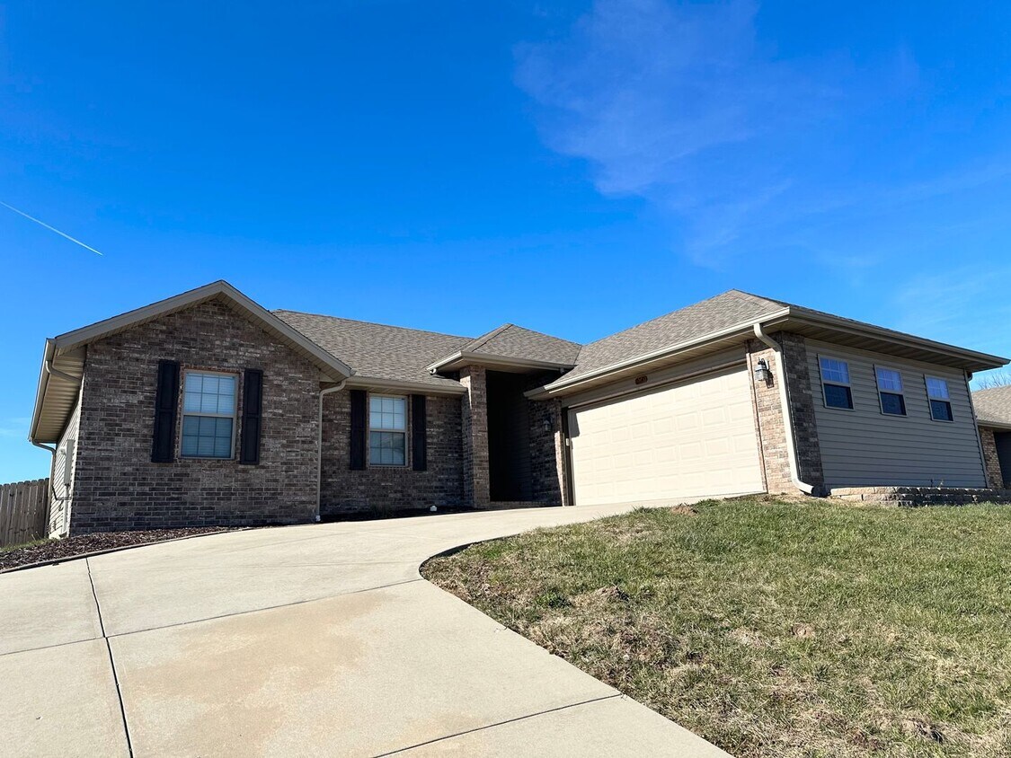 Foto principal - Your Dream 3-Bed, 2-Bath Brick Haven