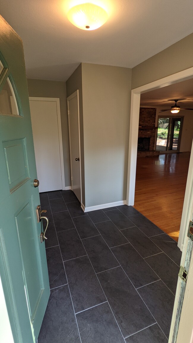 Foto del edificio - 3211 Brookforest Dr