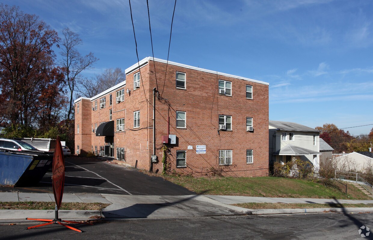 Foto principal - 526 59th St NE